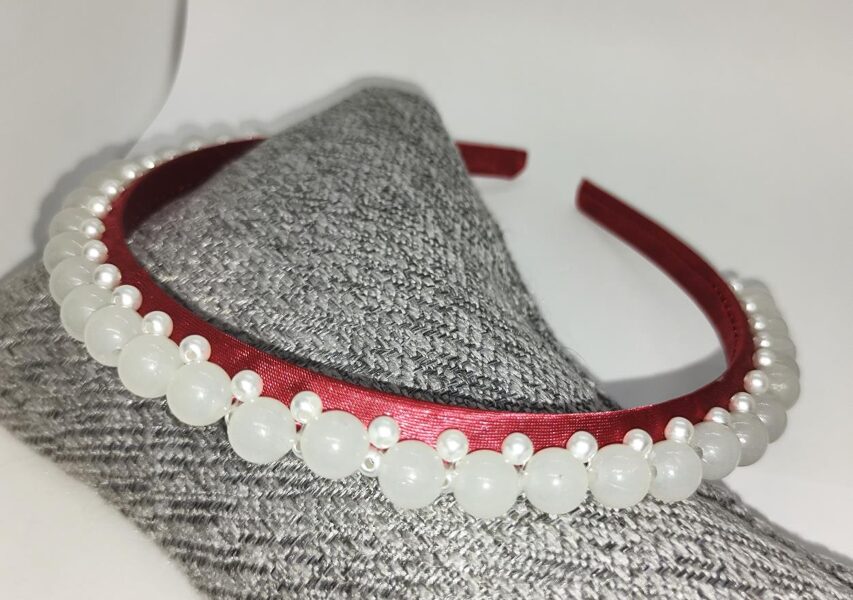 Tumši sarkana ar baltu