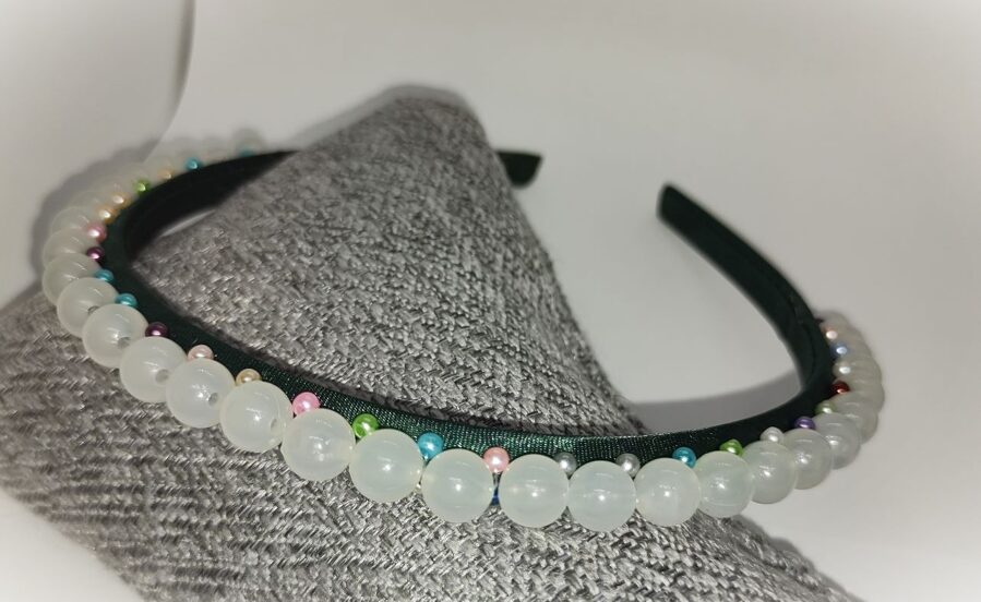 Tumši zaļa ar baltu