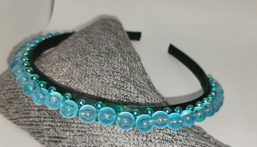 Tumši zaļa ar gaiši zilu