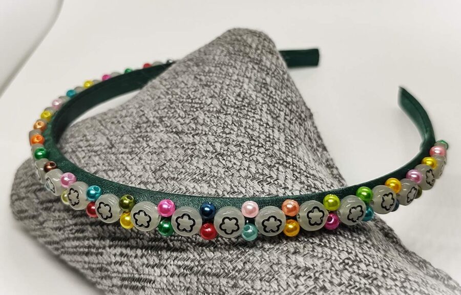 Tumši zaļā ar puķīšu pērlītēm