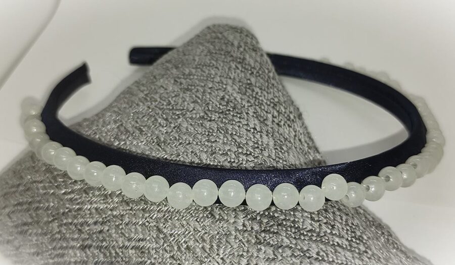 Tumši zila ar baltu