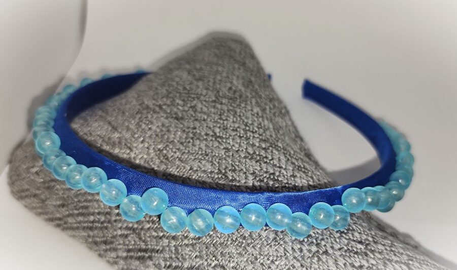 Zila ar gaiši zilām pērlītēm