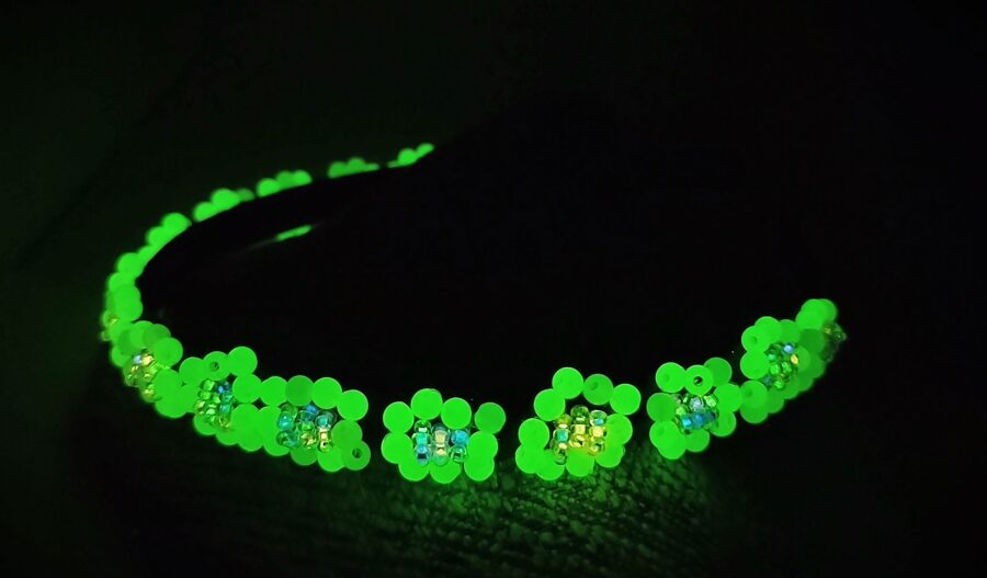 Tumši zilā ar puķēm