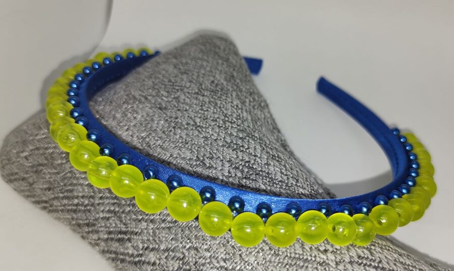 Tumši zila ar dzeltenu