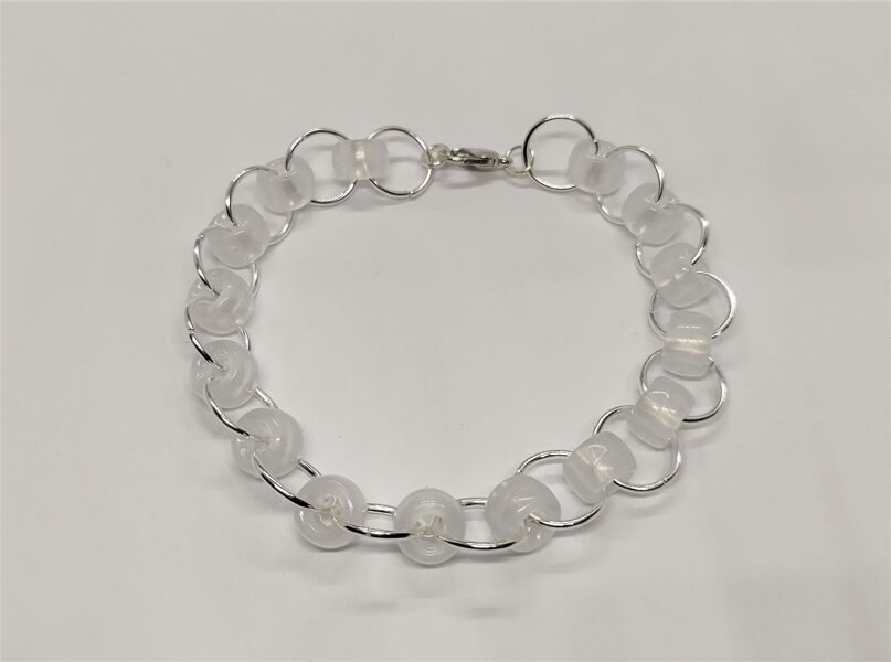 Sudraba riņķīšu rokassprādze ar baltām pērlītēm