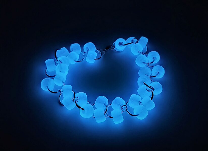 Riņķīšu rokassprādze ar baltām pērlītēm