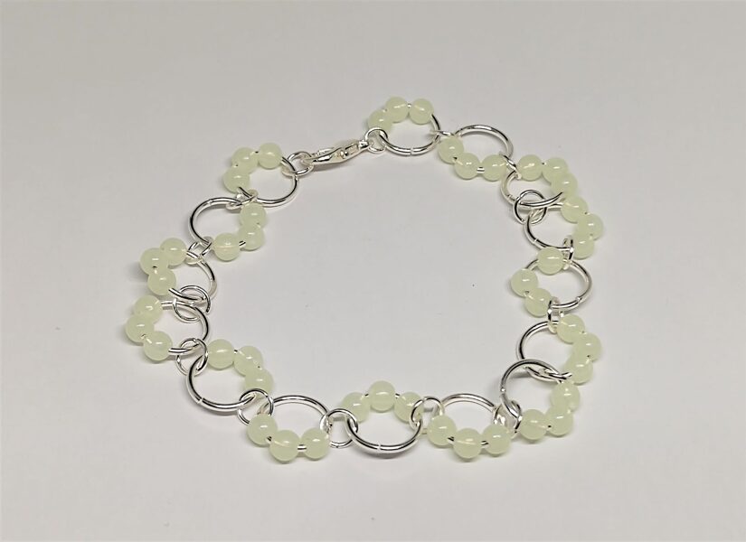 Riņķīšu rokassprādze ar mazām pērlītēm 