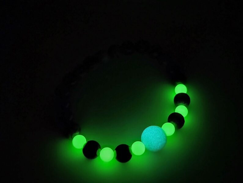 Violetā sugilīta rokassprādze 