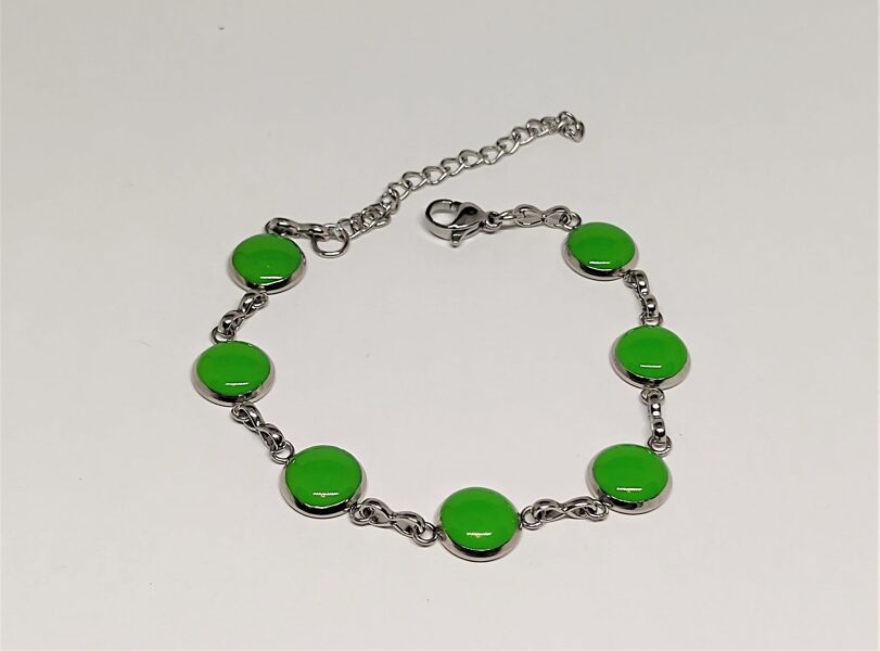 Smalka rokassprādze no 7 zaļiem maziem elementiem.