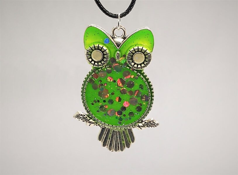 Pūce ar zilām acīm un gliteriem