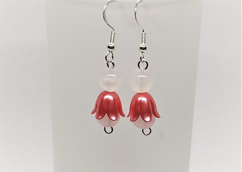 Puķu meitiņa ar sarkanajiem svārciņiem