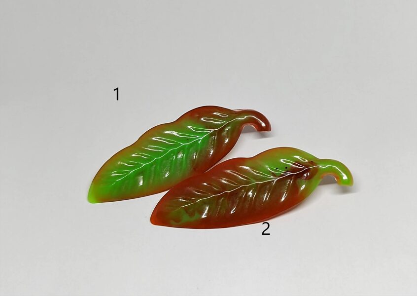 Zaļi sarkanas lapiņas matu sprādze