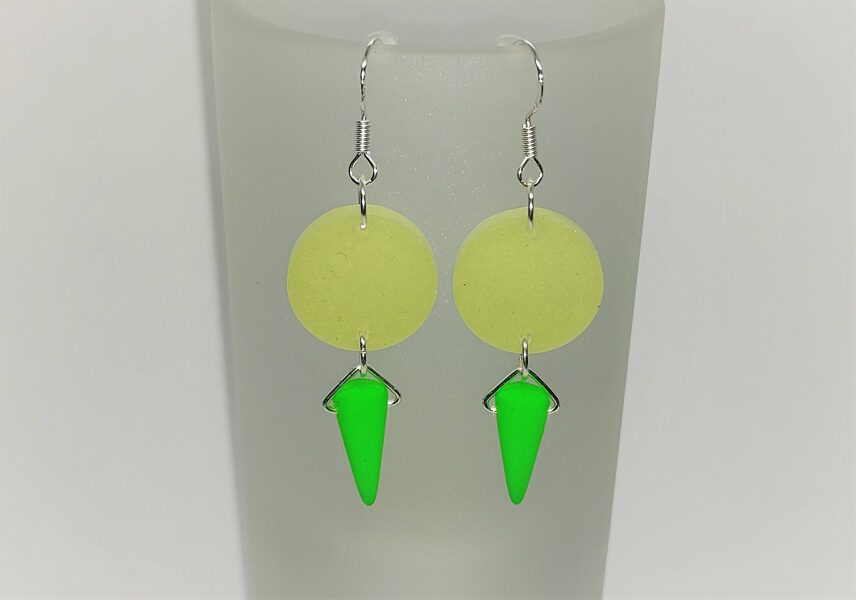 Modernisma stila auskari ar zaļu