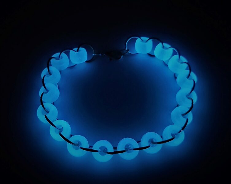 Zelta riņķīšu rokassprādze ar baltām pērlītēm