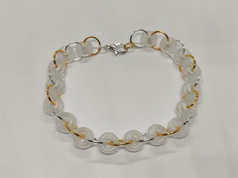 Sudraba/zelta riņķīšu rokassprādze ar baltām pērlītēm