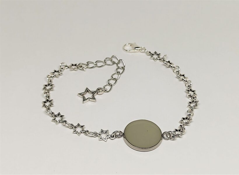 Zvaigznīšu rokassprādze ar spīdošu elementu