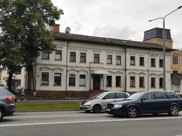 Visa ēka Brīvības gatvē 401B, skats no ceļa otras puses.