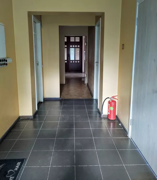 Aiz ieejas durvīm neliels koridors