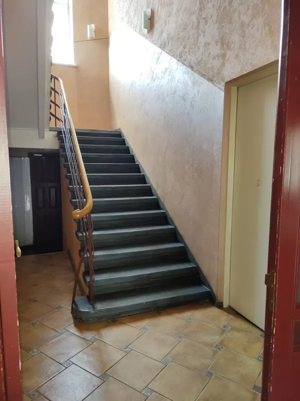 Pa kreisi kāpnes uz 2.stāvu