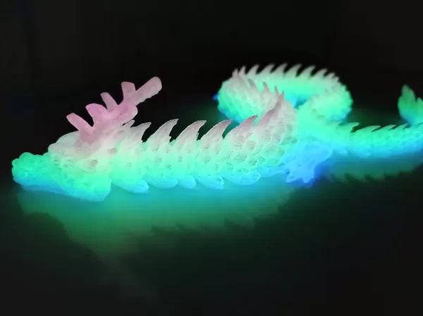 Tumsā spīdošie pūķi